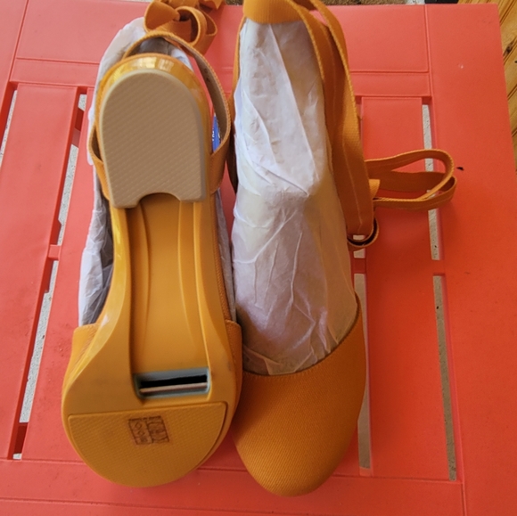 BRAND NEW COVERTIBLE HEEL TO FLAT - Picture 5 of 5